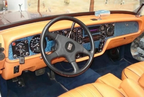 Vua Morocco bẻ cửa xe Rolls-Royce để… đi săn cùng chim ưng - Ảnh 3. Vua Morocco bẻ cửa xe Rolls-Royce để… đi săn cùng chim ưng - Ảnh 3.