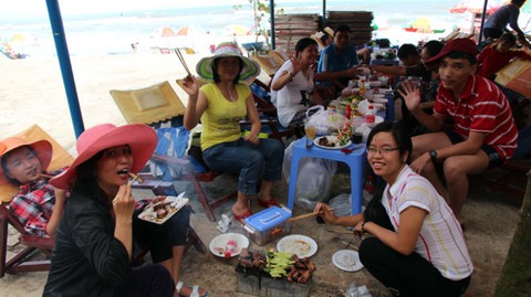 Những chiêu chặt chém du khách kiểu mới ở các điểm du lịch - Ảnh 1. Những chiêu chặt chém du khách kiểu mới ở các điểm du lịch - Ảnh 1.