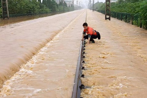 Mưa lũ kỷ lục hơn 60 năm ở miền nam Trung Quốc, hơn 400.000 người sơ tán - Ảnh 4. Mưa lũ kỷ lục hơn 60 năm ở miền nam Trung Quốc, hơn 400.000 người sơ tán - Ảnh 4.