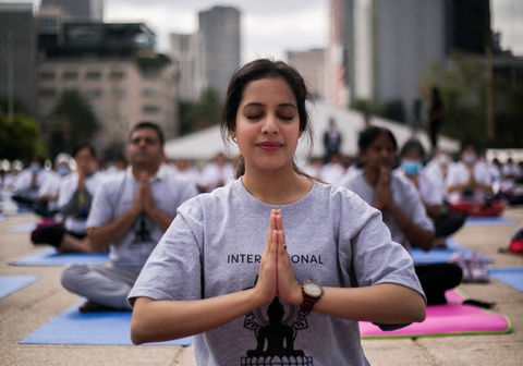 Thế giới kỷ niệm Ngày quốc tế yoga 21-6 - Ảnh 2. Thế giới kỷ niệm Ngày quốc tế yoga 21-6 - Ảnh 2.