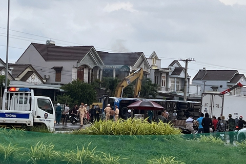 Xe khách Minh Nghĩa tông dải phân cách lật ngang, 1 người chết, 6 bị thương - Ảnh 2. Xe khách Minh Nghĩa tông dải phân cách lật ngang, 1 người chết, 6 bị thương - Ảnh 2.