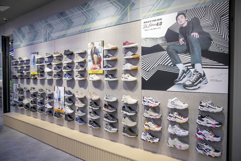 Skechers khai trương cửa hàng mới tại Crescent Mall, siêu sale hấp dẫn đến 50% - Ảnh 2. Skechers khai trương cửa hàng mới tại Crescent Mall, siêu sale hấp dẫn đến 50% - Ảnh 2.