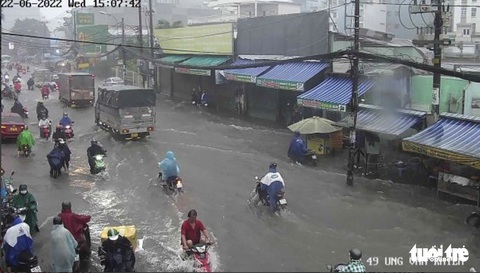 TP.HCM có mưa đá trong cơn mưa trắng trời, ngập nước khắp nơi - Ảnh 1. TP.HCM có mưa đá trong cơn mưa trắng trời, ngập nước khắp nơi - Ảnh 1.