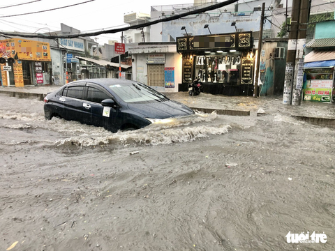 TP.HCM có mưa đá trong cơn mưa trắng trời, ngập nước khắp nơi - Ảnh 4. TP.HCM có mưa đá trong cơn mưa trắng trời, ngập nước khắp nơi - Ảnh 4.