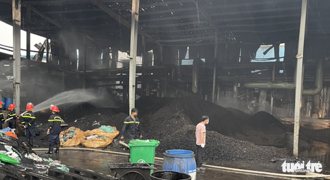 Cháy lớn tại Công ty sợi MeKong ở Khu công nghiệp Long Giang - Ảnh 2. Cháy lớn tại Công ty sợi MeKong ở Khu công nghiệp Long Giang - Ảnh 2.