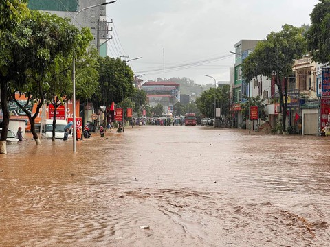 Sau cơn mưa lớn, cảnh sát Sơn La bì bõm giúp dân đẩy xe bị ngập - Ảnh 1. Sau cơn mưa lớn, cảnh sát Sơn La bì bõm giúp dân đẩy xe bị ngập - Ảnh 1.