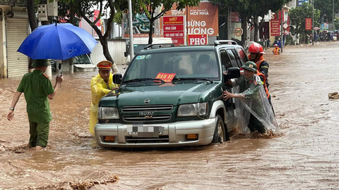 Sau cơn mưa lớn, cảnh sát Sơn La bì bõm giúp dân đẩy xe bị ngập - Ảnh 2. Sau cơn mưa lớn, cảnh sát Sơn La bì bõm giúp dân đẩy xe bị ngập - Ảnh 2.