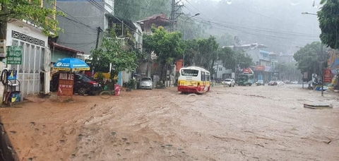 Sau cơn mưa lớn, cảnh sát Sơn La bì bõm giúp dân đẩy xe bị ngập - Ảnh 5. Sau cơn mưa lớn, cảnh sát Sơn La bì bõm giúp dân đẩy xe bị ngập - Ảnh 5.
