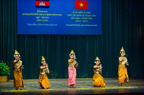 ‘Việt Nam - Campuchia không chỉ viết bởi lịch sử, mà còn vẽ bởi tương lai’ - Ảnh 4. ‘Việt Nam - Campuchia không chỉ viết bởi lịch sử, mà còn vẽ bởi tương lai’ - Ảnh 4.