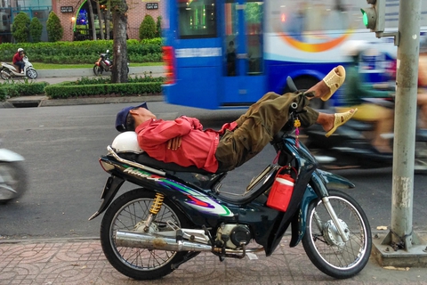 Các tài xế ‘thắt lưng buộc bụng’ đối phó với giá xăng cao như thế nào? - Ảnh 2. Các tài xế ‘thắt lưng buộc bụng’ đối phó với giá xăng cao như thế nào? - Ảnh 2.