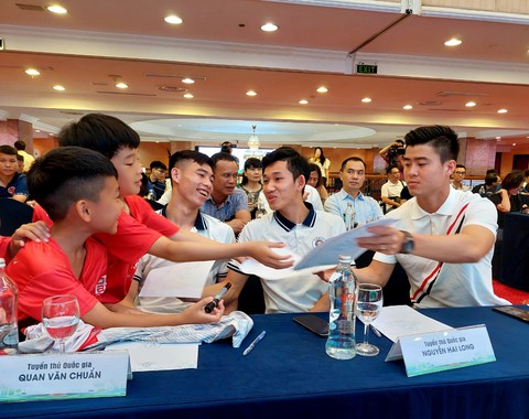 Cầu thủ nhí U9 vây quanh xin chữ ký thủ môn Quan Văn Chuẩn - Ảnh 1. Cầu thủ nhí U9 vây quanh xin chữ ký thủ môn Quan Văn Chuẩn - Ảnh 1.