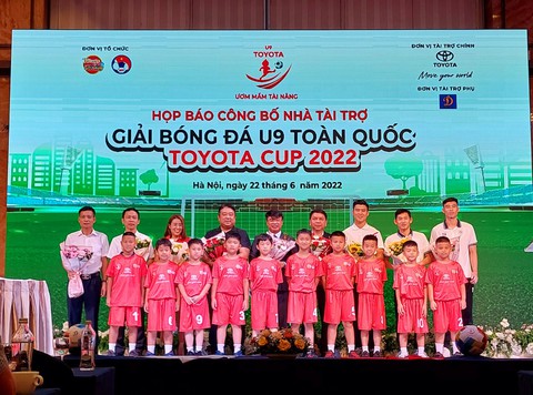 Cầu thủ nhí U9 vây quanh xin chữ ký thủ môn Quan Văn Chuẩn - Ảnh 2. Cầu thủ nhí U9 vây quanh xin chữ ký thủ môn Quan Văn Chuẩn - Ảnh 2.
