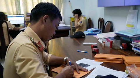 Chạy xe vào làn dừng khẩn cấp, phóng nhanh, vượt ẩu: Nhiều tài xế không sợ phạt? - Ảnh 1. Chạy xe vào làn dừng khẩn cấp, phóng nhanh, vượt ẩu: Nhiều tài xế không sợ phạt? - Ảnh 1.