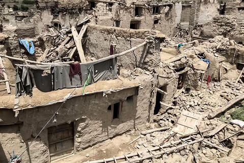 Động đất Afghanistan: Mọi người đang đào hết mộ này đến mộ khác - Ảnh 2. Động đất Afghanistan: Mọi người đang đào hết mộ này đến mộ khác - Ảnh 2.