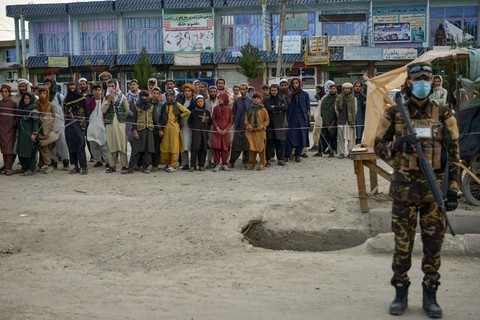 Động đất Afghanistan: Mọi người đang đào hết mộ này đến mộ khác - Ảnh 3. Động đất Afghanistan: Mọi người đang đào hết mộ này đến mộ khác - Ảnh 3.