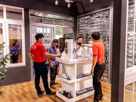 Triển lãm Vietbuild 2022: gian hàng nhà tài trợ chính RitaVõ Lifewindow thu hút khách - Ảnh 4. Triển lãm Vietbuild 2022: gian hàng nhà tài trợ chính RitaVõ Lifewindow thu hút khách - Ảnh 4.