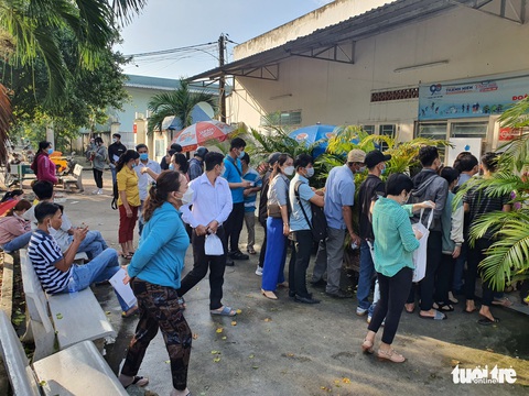 Chờ bốc số thứ tự từ 5h sáng, hẹn đến 9 ngày sau quay lại làm căn cước công dân - Ảnh 1. Chờ bốc số thứ tự từ 5h sáng, hẹn đến 9 ngày sau quay lại làm căn cước công dân - Ảnh 1.