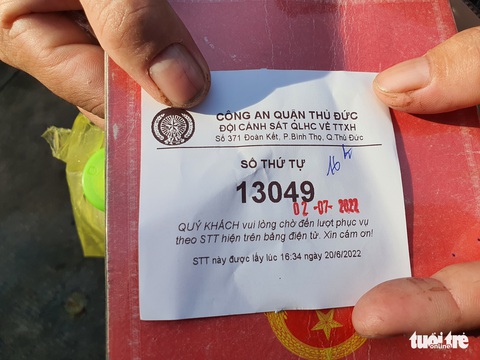 Chờ bốc số thứ tự từ 5h sáng, hẹn đến 9 ngày sau quay lại làm căn cước công dân - Ảnh 4. Chờ bốc số thứ tự từ 5h sáng, hẹn đến 9 ngày sau quay lại làm căn cước công dân - Ảnh 4.