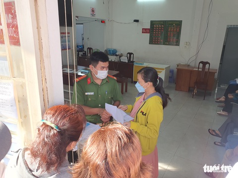 Chờ bốc số thứ tự từ 5h sáng, hẹn đến 9 ngày sau quay lại làm căn cước công dân - Ảnh 6. Chờ bốc số thứ tự từ 5h sáng, hẹn đến 9 ngày sau quay lại làm căn cước công dân - Ảnh 6.