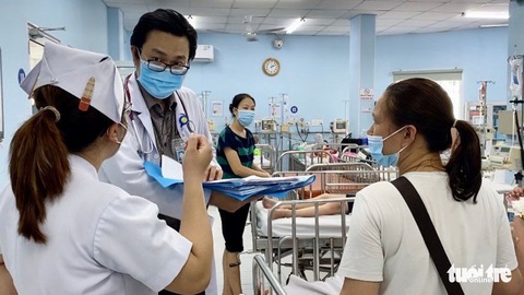 Báo động thiếu dung dịch cao phân tử chống sốc sốt xuất huyết - Ảnh 1. Báo động thiếu dung dịch cao phân tử chống sốc sốt xuất huyết - Ảnh 1.