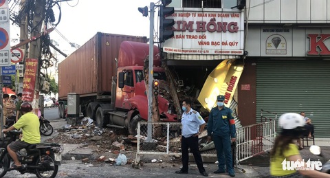 Xe container tông sập tiệm vàng lúc rạng sáng - Ảnh 2. Xe container tông sập tiệm vàng lúc rạng sáng - Ảnh 2.
