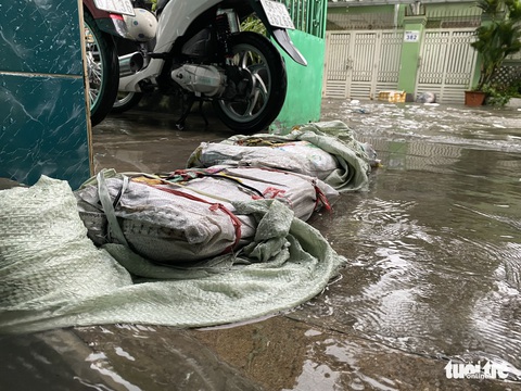 Nước vẫn đọng vũng trên các tuyến đường ở TP.HCM sau một ngày mưa lớn - Ảnh 2. Nước vẫn đọng vũng trên các tuyến đường ở TP.HCM sau một ngày mưa lớn - Ảnh 2.