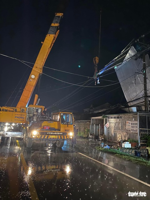 Dông lốc, mưa lớn làm tốc mái 25 căn nhà tại Tiền Giang - Ảnh 3. Dông lốc, mưa lớn làm tốc mái 25 căn nhà tại Tiền Giang - Ảnh 3.
