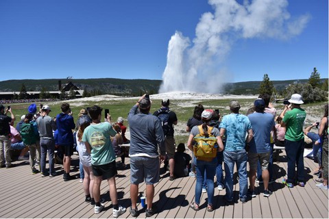Du khách nườm nượp trở lại Vườn quốc gia Yellowstone sau trận lũ kinh hoàng - Ảnh 2. Du khách nườm nượp trở lại Vườn quốc gia Yellowstone sau trận lũ kinh hoàng - Ảnh 2.