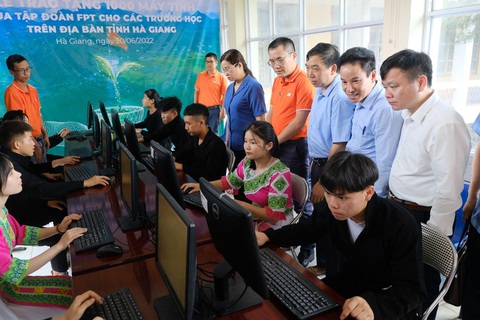 Tập đoàn FPT tặng 1.000 máy tính cho học sinh tỉnh Hà Giang - Ảnh 2. Tập đoàn FPT tặng 1.000 máy tính cho học sinh tỉnh Hà Giang - Ảnh 2.