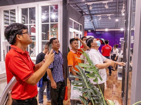 Triển lãm Vietbuild 2022: gian hàng nhà tài trợ chính RitaVõ Lifewindow thu hút khách - Ảnh 2. Triển lãm Vietbuild 2022: gian hàng nhà tài trợ chính RitaVõ Lifewindow thu hút khách - Ảnh 2.
