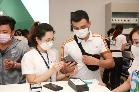 TopZone giảm nửa giá, tặng khách hàng iPhone 13 Pro Max - Ảnh 4. TopZone giảm nửa giá, tặng khách hàng iPhone 13 Pro Max - Ảnh 4.