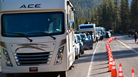 Du khách nườm nượp trở lại Vườn quốc gia Yellowstone sau trận lũ kinh hoàng - Ảnh 1. Du khách nườm nượp trở lại Vườn quốc gia Yellowstone sau trận lũ kinh hoàng - Ảnh 1.