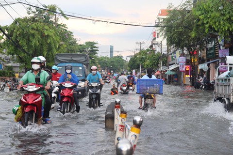Thời tiết hôm nay 26-6: Nam Bộ giảm mưa, nắng nóng lan rộng tại Bắc Bộ - Ảnh 1. Thời tiết hôm nay 26-6: Nam Bộ giảm mưa, nắng nóng lan rộng tại Bắc Bộ - Ảnh 1.