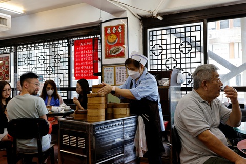 Hong Kong gặp khó khăn, Bắc Kinh phải hỏi ý kiến nước ngoài - Ảnh 1. Hong Kong gặp khó khăn, Bắc Kinh phải hỏi ý kiến nước ngoài - Ảnh 1.