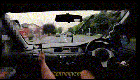 Lái ẩu để câu view, YouTuber nhận án tù 27 tháng, tước bằng 49 tháng - Ảnh 1. Lái ẩu để câu view, YouTuber nhận án tù 27 tháng, tước bằng 49 tháng - Ảnh 1.