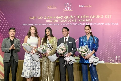Long Vũ thay Quốc Khánh dẫn Cuộc hẹn cuối tuần, 3 hoa hậu quốc tế tới Việt Nam - Ảnh 2. Long Vũ thay Quốc Khánh dẫn Cuộc hẹn cuối tuần, 3 hoa hậu quốc tế tới Việt Nam - Ảnh 2.