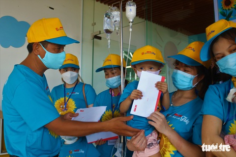 Bệnh nhi ung thư Huế nhận quà Ước mơ của Thúy - Ảnh 1. Bệnh nhi ung thư Huế nhận quà Ước mơ của Thúy - Ảnh 1.