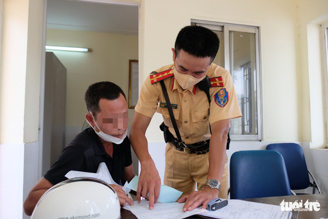 Vi phạm nồng độ cồn, còn nài nỉ CSGT nghe điện thoại ‘cầu cứu’ - Ảnh 5. Vi phạm nồng độ cồn, còn nài nỉ CSGT nghe điện thoại ‘cầu cứu’ - Ảnh 5.