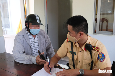 Vi phạm nồng độ cồn, còn nài nỉ CSGT nghe điện thoại ‘cầu cứu’ - Ảnh 4. Vi phạm nồng độ cồn, còn nài nỉ CSGT nghe điện thoại ‘cầu cứu’ - Ảnh 4.