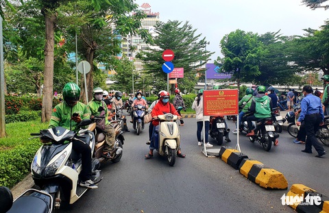 Thiếu tài xế, khách phải dài cổ chờ xe công nghệ - Ảnh 1. Thiếu tài xế, khách phải dài cổ chờ xe công nghệ - Ảnh 1.