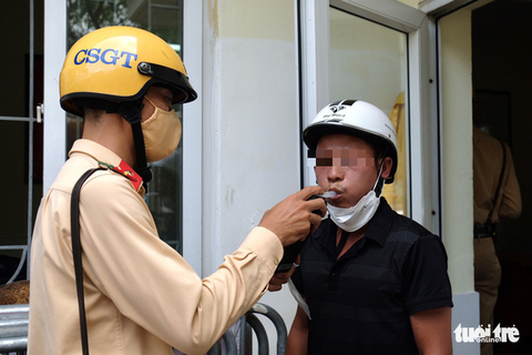 Vi phạm nồng độ cồn, còn nài nỉ CSGT nghe điện thoại ‘cầu cứu’ - Ảnh 2. Vi phạm nồng độ cồn, còn nài nỉ CSGT nghe điện thoại ‘cầu cứu’ - Ảnh 2.