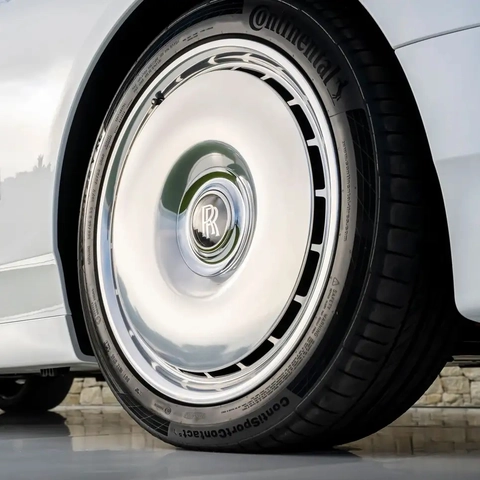 Bánh xe Rolls-Royce mất 10 ngày hoàn thiện, giá hàng trăm triệu đồng - Ảnh 2. Bánh xe Rolls-Royce mất 10 ngày hoàn thiện, giá hàng trăm triệu đồng - Ảnh 2.