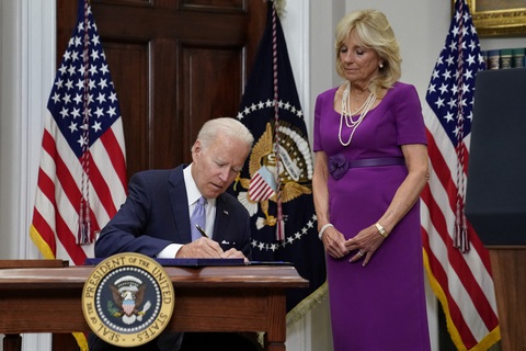 Ông Biden ký ban hành luật kiểm soát súng để cứu nhiều người - Ảnh 1. Ông Biden ký ban hành luật kiểm soát súng để cứu nhiều người - Ảnh 1.