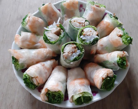 Gắp miếng gỏi cuốn chấm vô chén nước chấm rồi bỏ miệng, nghe lòng bổi hổi bồi hồi vì... ngon - Ảnh 1. Gắp miếng gỏi cuốn chấm vô chén nước chấm rồi bỏ miệng, nghe lòng bổi hổi bồi hồi vì... ngon - Ảnh 1.