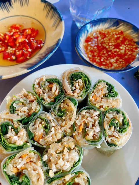 Gắp miếng gỏi cuốn chấm vô chén nước chấm rồi bỏ miệng, nghe lòng bổi hổi bồi hồi vì... ngon - Ảnh 2. Gắp miếng gỏi cuốn chấm vô chén nước chấm rồi bỏ miệng, nghe lòng bổi hổi bồi hồi vì... ngon - Ảnh 2.