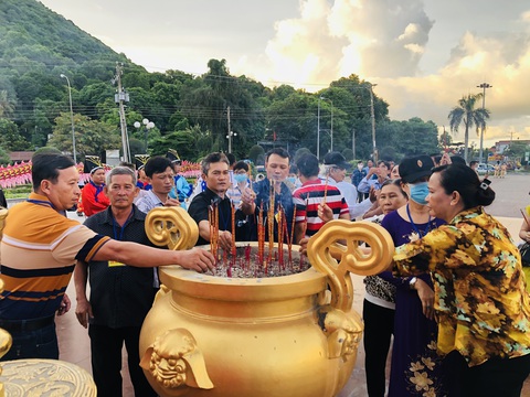 Hơn 10.000 lượt khách viếng lễ giỗ Đức khai trấn Hà Tiên Mạc Cửu - Ảnh 1. Hơn 10.000 lượt khách viếng lễ giỗ Đức khai trấn Hà Tiên Mạc Cửu - Ảnh 1.