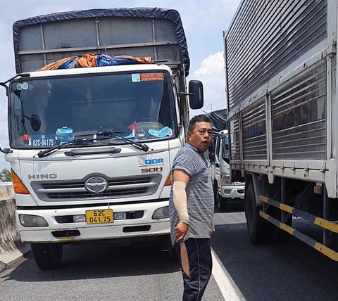 Xử phạt tài xế xe tải cầm dao dọa tài xế xe cứu thương - Ảnh 2. Xử phạt tài xế xe tải cầm dao dọa tài xế xe cứu thương - Ảnh 2.