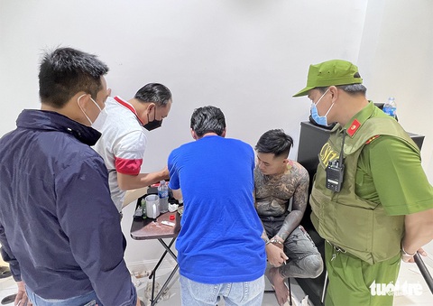 Núp chung cư xịn xò để sử dụng ma túy, 2 người bị công an tạm giữ - Ảnh 1. Núp chung cư xịn xò để sử dụng ma túy, 2 người bị công an tạm giữ - Ảnh 1.