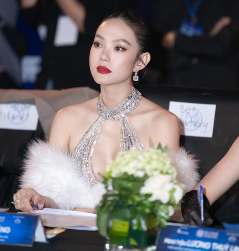 MC Thảo Vân chông chênh sau 12 năm ly hôn; Hoa hậu Hoàn vũ Việt Nam thi ứng xử tiếng Anh - Ảnh 3. MC Thảo Vân chông chênh sau 12 năm ly hôn; Hoa hậu Hoàn vũ Việt Nam thi ứng xử tiếng Anh - Ảnh 3.