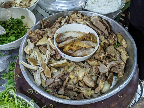 Phở chua cay xè Lạng Sơn, ngon lạ ở Sài Gòn - Ảnh 2. Phở chua cay xè Lạng Sơn, ngon lạ ở Sài Gòn - Ảnh 2.
